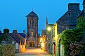 Frankreich, Finistere, Locronan, Aufschrift Les plus Beaux Villages de France (Die schönsten Dörfer Frankreichs), Kirche Saint Ronan am Ende der Prioratsstraße