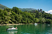 Frankreich, Savoyen, Bourget-See, Aix les Bains, Alpenriviera, Chautagne, Schloss Chatillon dominiert den See und die Ausflugsboote