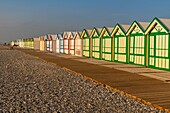 Frankreich, Somme, Cayeux sur Mer, Der Weg Bretter in Cayeux sur Mer ist der längste in Europa, es Sport seine bunten Strandkabinen mit evokativen Namen auf fast 2 km lang auf dem Kieselstrand