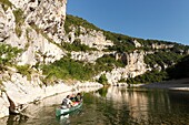 Frankreich, Ardeche, Nationales Naturschutzgebiet Ardeche-Schluchten, Sauze, ein Gardist des Naturschutzgebietes hält Morgenwache auf einem Kanu in der Ardeche-Schlucht