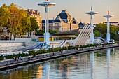 Frankreich, Rhone, Lyon, Stadtviertel La Guillotière, Karen-Blixen-Ufer und Claude-Bernard-Kai an der Rhone, Tony-Bertrand-Nautikzentrum und Hirsch-Palast an der Universität von Lyon 2