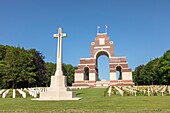 Frankreich, Somme, Thiepval, französisch-britisches Denkmal zur Erinnerung an die französisch-britische Offensive in der Schlacht an der Somme 1916, französische Gräber im Vordergrund