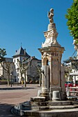 Frankreich, Savoyen, Aix les Bains, Alpenriviera, die Trinkwasserquelle auf dem Place des Thermes und das Rathaus