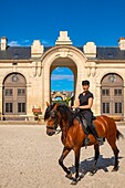 Frankreich, Oise, Chantilly, Schloss Chantilly, Sophie Bienaimé, Reiterin und künstlerische Leiterin der Großen Ställe entspannt ihr Pferd vor der Show im Karussell