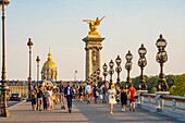 Frankreich, Paris, von der UNESCO zum Weltkulturerbe erklärtes Gebiet, der Park am Seineufer, die Brücke Alexandre III und die Behinderten