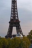 Frankreich, Paris, Weltkulturerbe der UNESCO, Kathedrale der Heiligen Dreifaltigkeit in Paris und Eiffelturm