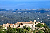 Frankreich, Alpes Maritimes, Parc Naturel Regional des Prealpes d'Azur, Gourdon, beschriftet mit Les Plus Beaux Villages de France, die Küstenlinie der Côte d'Azur und die Residenz Marina Bay des Anges im Hintergrund