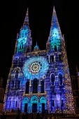 Frankreich, Eure et Loir, Chartres, Kathedrale Notre Dame, die von der UNESCO zum Weltkulturerbe erklärt wurde, Illuminationen während Chartres en Lumieres, Westfassade