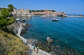 Frankreich, Pyrenees Orientales, Collioure, Strand von La Balette, Spaziergänger auf einem Weg rund um das Meer