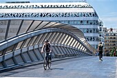 Frankreich, Paris, Öko-Viertel Clichy-Batignolles, Fußgängerbrücke Marcelle Henry des Architekten Marc Mimram