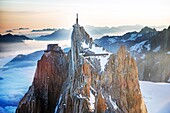 Frankreich, Haute Savoie, Chamonix Mont Blanc, Aiguille du Midi (3842m) (Luftaufnahme)