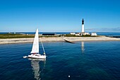 Frankreich, Finistere, Iroise Meer, Iles du Ponant, Parc Naturel Regional d'Armorique (Regionaler Naturpark Armorica), Ile de Sein, beschriftet mit Les Plus Beaux de France (Das schönste Dorf Frankreichs), ein Segelboot vor Anker vor dem Leuchtturm von Goulenez (Luftaufnahme)