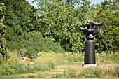 "Frankreich, Nord, Villeneuve d'Ascq, LAM (Lille Metropole Museum für moderne Kunst, zeitgenössische Kunst und Art Brut), Museumsgarten, Skulptur ""Le Chant des Voyelles"" (1931-1932) von Jacques Lipchitz"