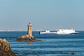 Frankreich, Finistere, Plogoff, Bretagne-Fähren an der Pointe du Raz, Leuchtturm La Vieille und Insel Sein im Hintergrund