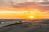 Frankreich, Somme, Baie de Somme, Le Crotoy, Sonnenuntergang über der Bucht bei Ebbe vom Aussichtspunkt auf den Anhöhen der Stadt