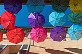 Frankreich, Var, Saint-Raphaël, Künstlerviertel, bunte Regenschirme hängen über der Rue du Safranier
