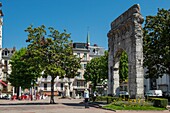Frankreich, Savoyen, Aix les Bains, Alpenriviera, der römische Campanus-Bogen auf dem Platz der Bäder und der Glockenturm der Kirche