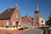 Frankreich, Nord, Genech, Rathaus und Kirche Notre Dame de la Visitation, die Mitte des 16. Jahrhunderts umgebaut wurde