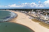 Frankreich, Loire Atlantique, Bucht von Pouliguen, Strand von la Baul vor dem Jachthafen (Luftaufnahme)