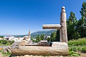 Frankreich, Hautes Alpes, Ecrins-Nationalpark, Champsaur-Tal, Saint Léger les Mélèzes, in einen Baumstamm geschnitzter Springbrunnen