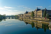 France, Paris, area listed as World Heritage by UNESCO, the banks of the Seine river, Royal bridge (pont Royal) and Orsay Museum, housed in the Gare d'Orsay, former railway station (1898)\n