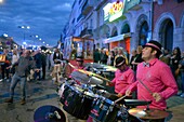 Frankreich, Herault, Sete, Straßenorchester vor dem Kino The Rio mit einer Tänzerin im Hintergrund