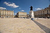 Frankreich, Meurthe und Mosel, Nancy, Place Stanislas (ehem. Place Royale) erbaut von Stanislas Leszczynski, König von Polen und letzter Herzog von Lothringen im 18. Jahrhundert, als Weltkulturerbe der UNESCO klassifiziert, Statue von Stanislas Leszczynski