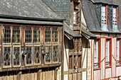 Frankreich, Cotes d'Armor, Dinan, Detail einer Fassade eines Holzhauses und eines Fachwerkhauses in der Rue du Petit Fort (Straße Petit Fort)