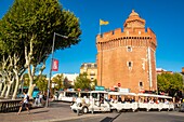 Frankreich, Pyrenees Orientales, Perpignan, Castillet und der kleine Touristenzug