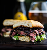 Steak-Sandwich mit roter Zwiebelmarmelade, Rucola, Meerrettich-Aioli und geröstetem Ciabatta
