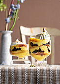 Trifle mit Baiser, Armagnac-Pflaumen und Thymian-Zitronencreme