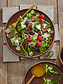Salad with blue cheese and plums