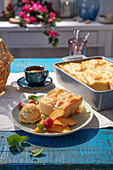 Griechisches Galaktobouriko (Grießkuchen) mit Pfirsich und Vanilleeis