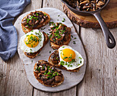 Toasted bread with mushrooms and fried egg