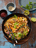 Asian linguine with chicken from the wok