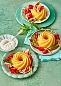 Yogurt semolina cakes with figs and strawberries
