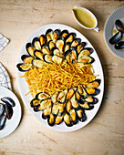 Moules frites (mussels with potato sticks)