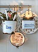 Emaille-Gefäße mit Kerzen , Tannenzweigen und Teelichtern