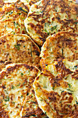 Zucchini and halloumi rösti (picture-filling, low carb)