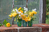 Blumensträuße mit Gelben Beetrosen (Rosa) 'Goldmarie' und weißen Glockenblumen (Campanula)