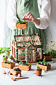 Lebkuchenhaus für den Frühling mit essbarer Schokoladenerde