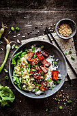 Asiatische Bowl mit Reis, karamellisiertem Tofu und Salat