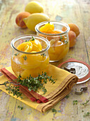 Eingemachte Aprikosen mit Zitronenschale