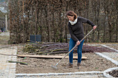 Creating a vegetable bed with a wicker wall for climbing plants