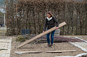 Creating a vegetable bed with a wicker wall for climbing plants