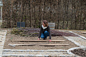 Creating a vegetable bed with a wicker wall for climbing plants