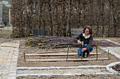 Creating a vegetable bed with a wicker wall for climbing plants