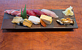 Verschiedene Sushi mit Fisch und Ei (Tamagosushi)