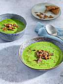 Green vegetable soup with linseed crackers