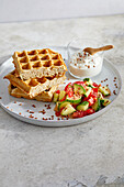 Buchweizenwaffeln mit Tomaten-Gurken-Salat